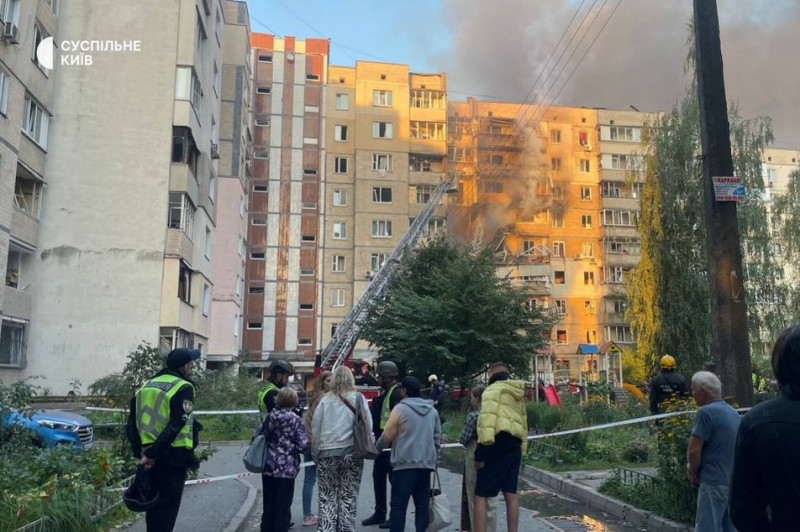 Київ під масованою атакою РФ: є загиблі та поранені, горить будівля Кабміну