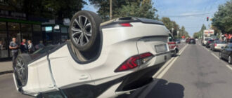 У Києві "Лексус" зіткнувся з учбовим авто і перевернувся на дах