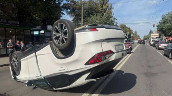 У Києві "Лексус" зіткнувся з учбовим авто і перевернувся на дах