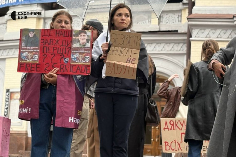 У Києві відбулася традиційна акція-нагадування "Не мовчи! Полон вбиває"