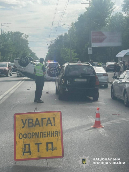 У Києві "Лексус" зіткнувся з учбовим авто і перевернувся на дах