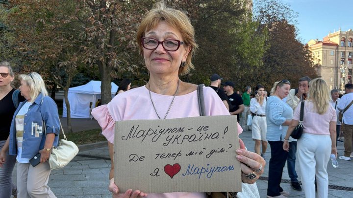 Маріупольці у центрі Києва створили інсталяцію із ключами від своїх домівок