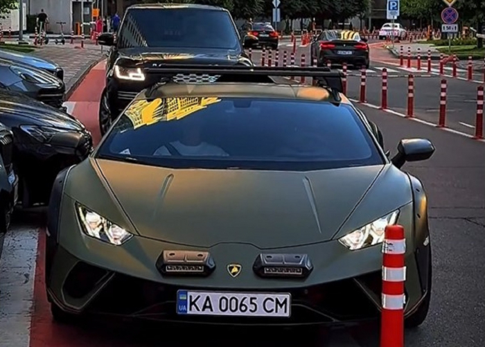 В Киеве заметили уникальный внедорожный суперкар Lamborghini Huracan Sterrato фото 1