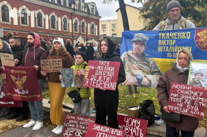 "Буду шукати до останнього": в Києві пройшла акція на підтримку військовополонених