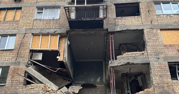 
 У Києві обвалилося перекриття будинку після російської атаки: у КМДА пояснили чому
 