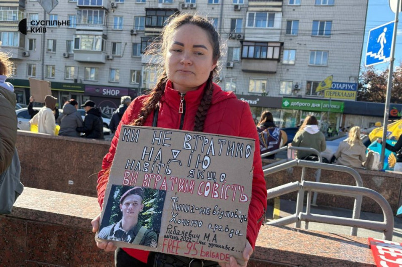 "Якщо їхнім голосом будуть мільйони, почує весь світ": щонедільна акція "Не мовчи, полон вбиває!" відбулася у Києві