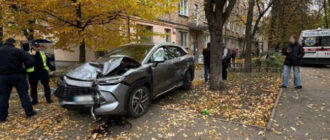 У Києві авто після ДТП вилетіло на тротурар, постраждали діти