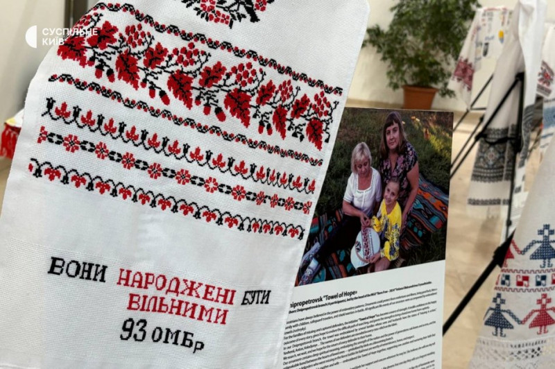 "Рушник надії": у Києві рідні полонених і зниклих безвісти воїнів організували акцію до Дня захисника