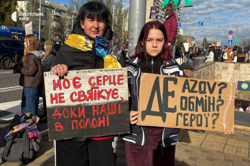 "Моє серце не святкує, доки наші в полоні": у Києві відбулася традиційна акція підтримки полонених та зниклих безвісти