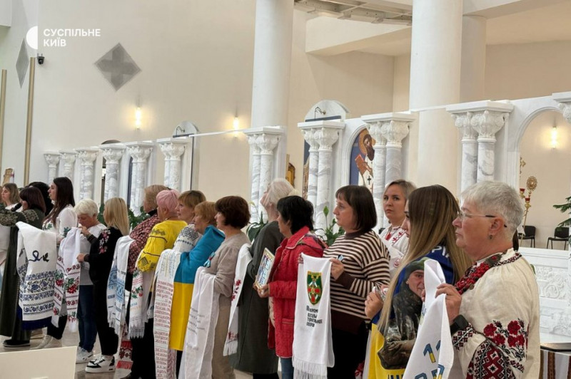 "Рушник надії": у Києві рідні полонених і зниклих безвісти воїнів організували акцію до Дня захисника