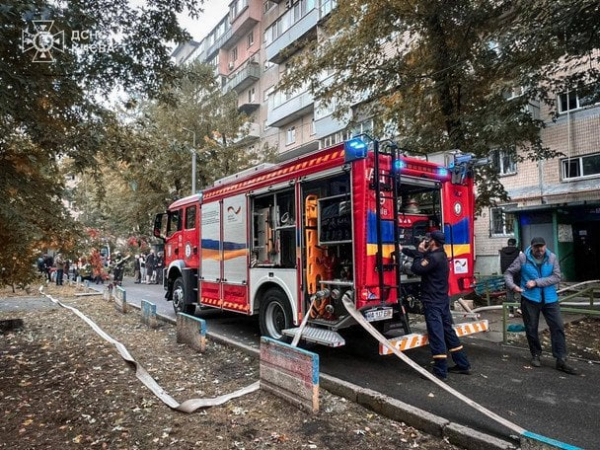 
 У Деснянському районі Києва сталася пожежа у багатоповерхівці, є постраждалі (фото, відео)
 