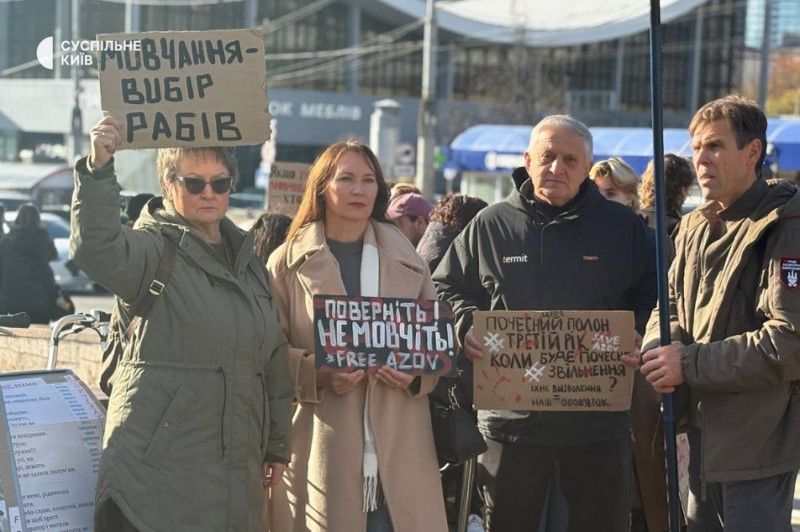 "Моє серце не святкує, доки наші в полоні": у Києві відбулася традиційна акція підтримки полонених та зниклих безвісти
