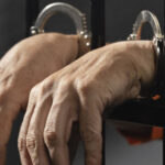 У Києві чоловік через ревнощі вдарив суперника ножем у груди: деталі та фото від поліції