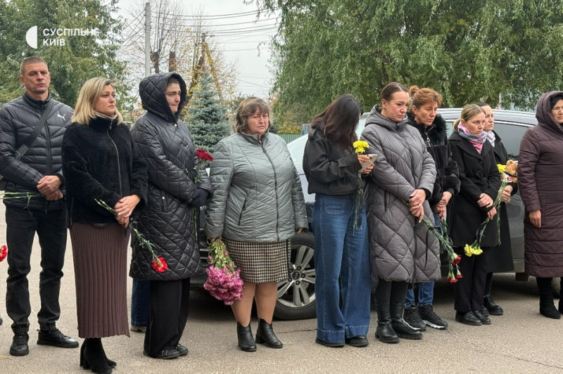 "До такого неможливо звикнути": на Київщині попрощалися з жінкою та двома дітьми, які загинули під час дронової атаки РФ