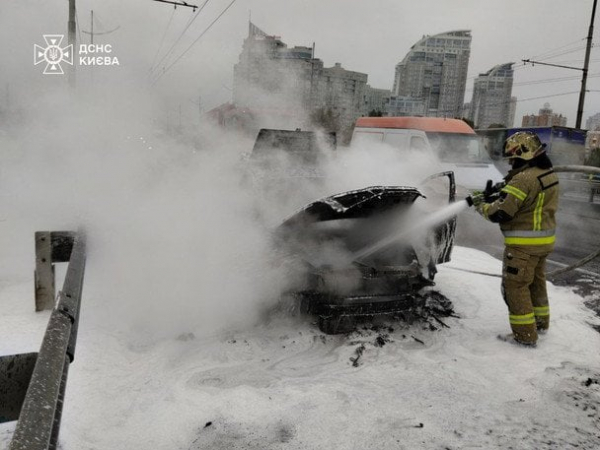 
 На Північному мосту в Києві спалахнула пожежа (фото)
 