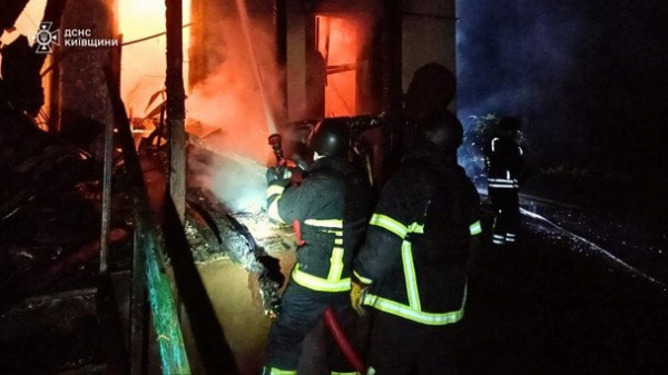 
 Атака дронів на Київщину: в Бучі поранено чоловіка та сталася масштабна пожежа (фото наслідків)
 