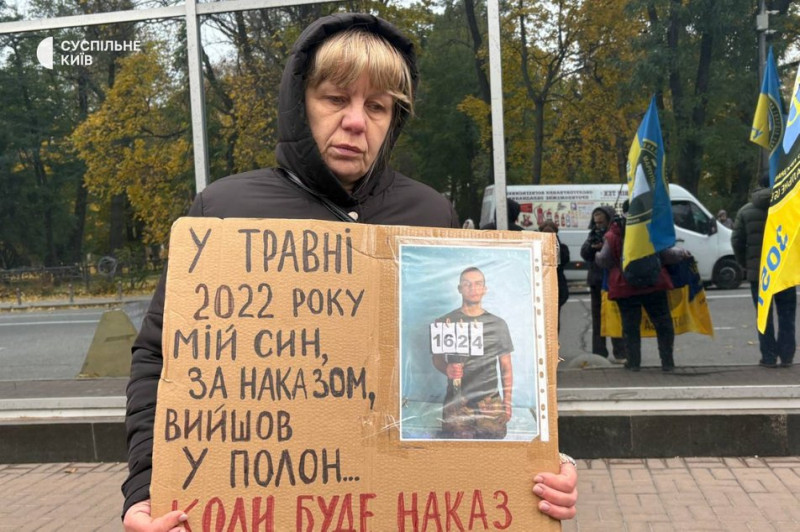 "Це наш крик душі": у Києві рідні полонених військових вийшли на акцію підтримки