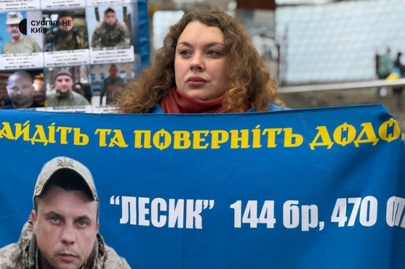 "Об'єднані тишею, що голосніші за слова": у Києві відбулася акція на підтримку зниклих безвісти бійців