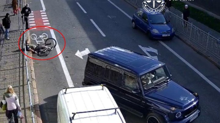 Водія Mercedes, який побив велосипедиста затримали. Йому інкримінують ще одну статтю ККУ — прокуратура