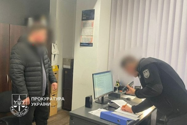
 У Києві поліцейські побили чоловіка біля Голосіївського РТЦК: з’явилося відео
 