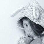 Погрожував розправою над рідними: чоловік примушував 13-річну дівчинку до участі у створенні порнографії