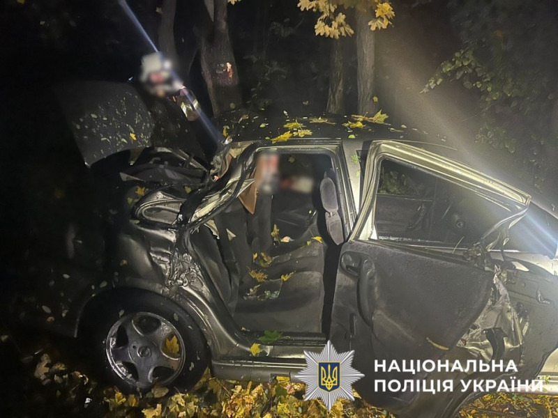 Компанія із підлітків врізалась в дерево на Київщині: за кермом був 15-річний водій, є загиблий