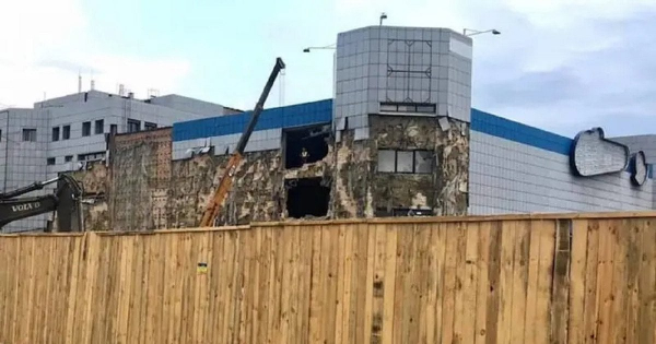 
 У Києві зносять один із найвідоміших ТЦ минулих десятиліть: що побудують замість нього (фото)
 