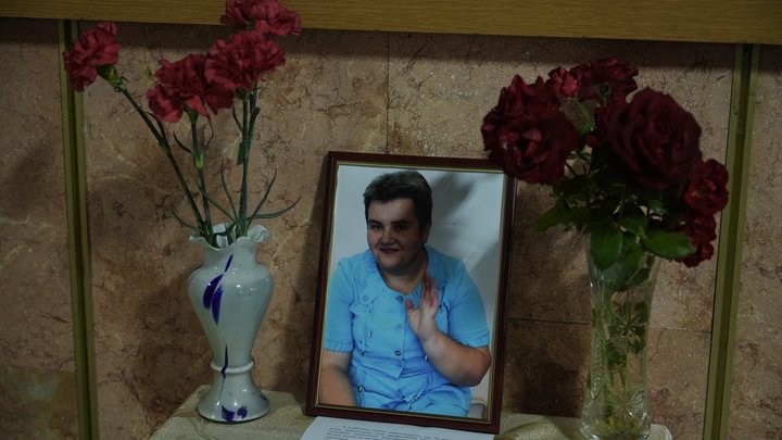 Не відходила від пацієнтів та любила квіти: колеги про загиблу під час атаки на Київ медсестру Оксану Катерушу