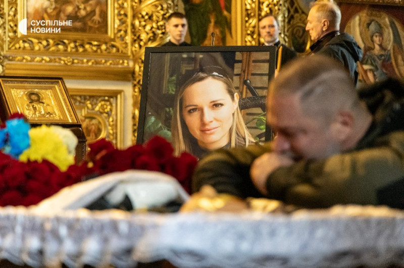 "Були голосом правди". В Києві попрощалися із загиблими журналісткою та оператором телеканалу FreeДом