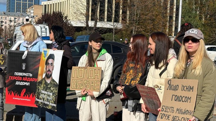 "Якщо їхнім голосом будуть мільйони, почує весь світ": щонедільна акція "Не мовчи, полон вбиває!" відбулася у Києві