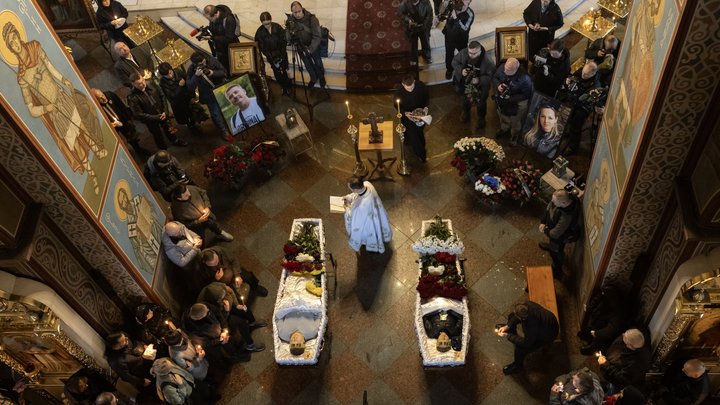 "Були голосом правди". В Києві попрощалися із загиблими журналісткою та оператором телеканалу FreeДом