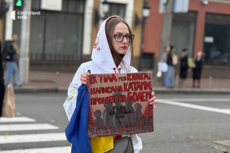 "Буду шукати до останнього": в Києві пройшла акція на підтримку військовополонених