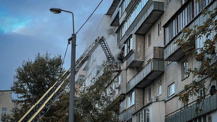 У Деснянському районі Києва зайнялась багатоповерхівка: постраждали троє людей