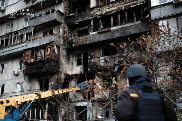 У Києві завершили ліквідацію наслідків російського удару (фото)
  
 У Києві завершили ліквідацію наслідків російського удару (фото)