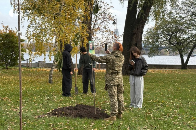 "Ми фотографувались тут після весілля": в Києві висадили сакури на згадку про загиблих військових