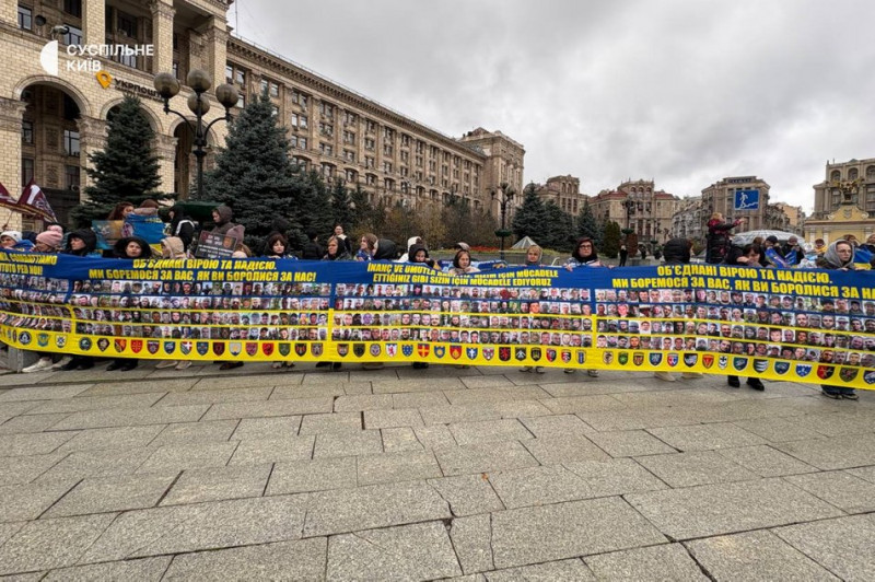 "Об'єднані тишею, що голосніші за слова": у Києві відбулася акція на підтримку зниклих безвісти бійців