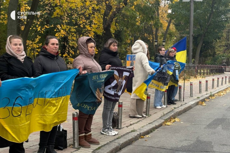 "Це наш крик душі": у Києві рідні полонених військових вийшли на акцію підтримки
