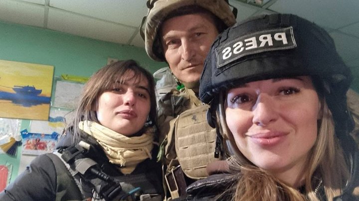 "Були голосом правди". В Києві попрощалися із загиблими журналісткою та оператором телеканалу FreeДом