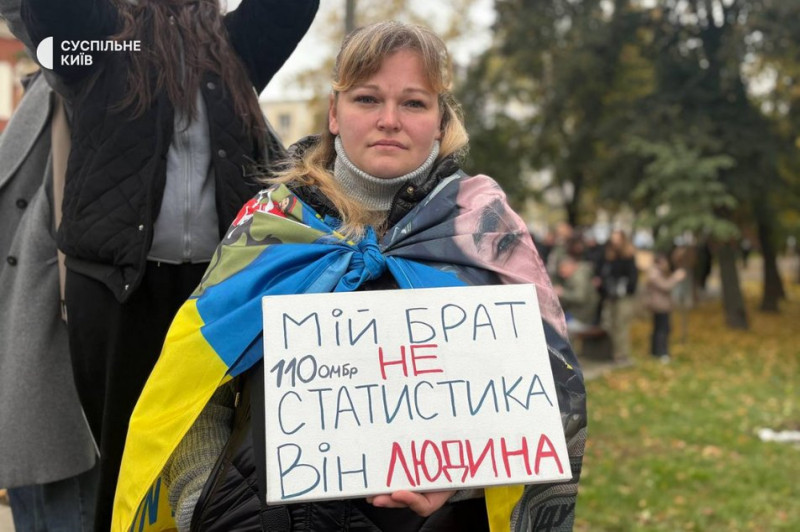"Буду шукати до останнього": в Києві пройшла акція на підтримку військовополонених