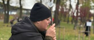 "Ми фотографувались тут після весілля": в Києві висадили сакури на згадку про загиблих військових