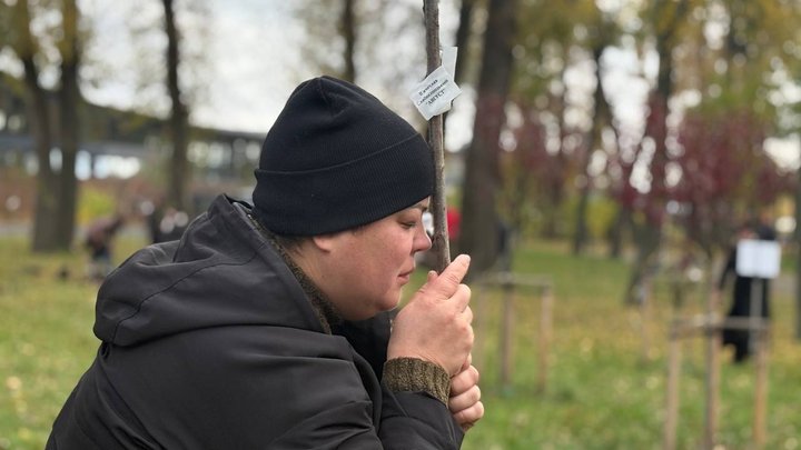 "Ми фотографувались тут після весілля": в Києві висадили сакури на згадку про загиблих військових