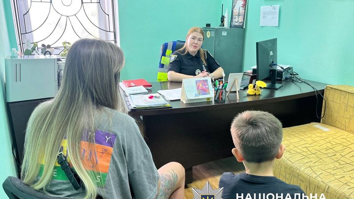 У Києві на Печерську всю ніч і ранок гасять пожежу у квартирі: рух транспорту перекритий
