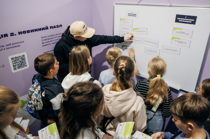 Розпізнай фейк: у столиці відкрилась інтерактивна виставка #ДезАут