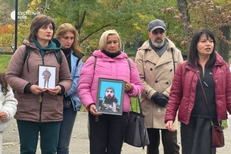 "Ми фотографувались тут після весілля": в Києві висадили сакури на згадку про загиблих військових