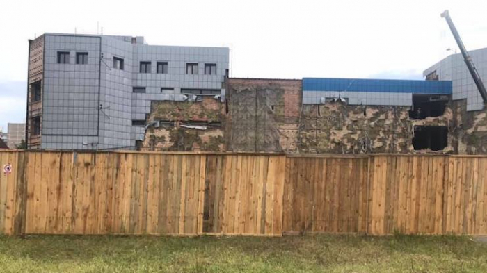 Кінець епохи "Троєщини": у Києві почали демонтаж ТЦ "Сіріус"