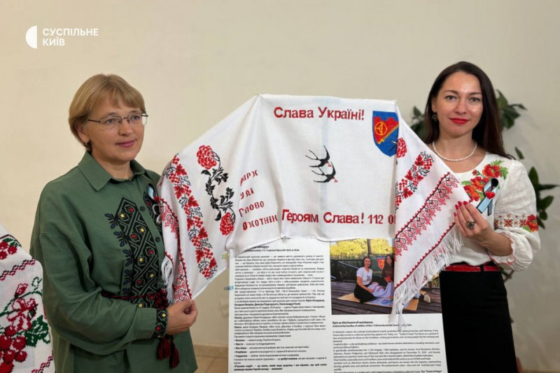 "Рушник надії": у Києві рідні полонених і зниклих безвісти воїнів організували акцію до Дня захисника