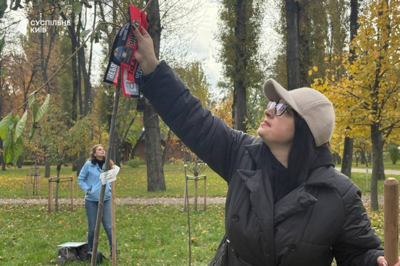 "Ми фотографувались тут після весілля": в Києві висадили сакури на згадку про загиблих військових
