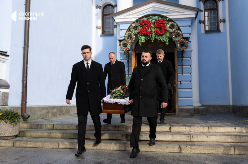 "Були голосом правди". В Києві попрощалися із загиблими журналісткою та оператором телеканалу FreeДом