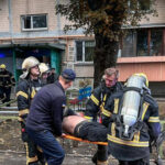 У Деснянському районі Києва сталася пожежа у багатоповерхівці, є постраждалі (фото, відео)