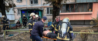 У Деснянському районі Києва сталася пожежа у багатоповерхівці, є постраждалі (фото, відео)